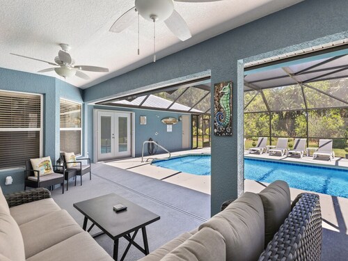 ☆☀︎❀ Pool House Paradise! Heated Pool, Poolside TV, Pool Table, Near Beaches!
