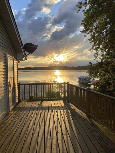 Beachfront Cabin with Lake Views & Harry Potter Room