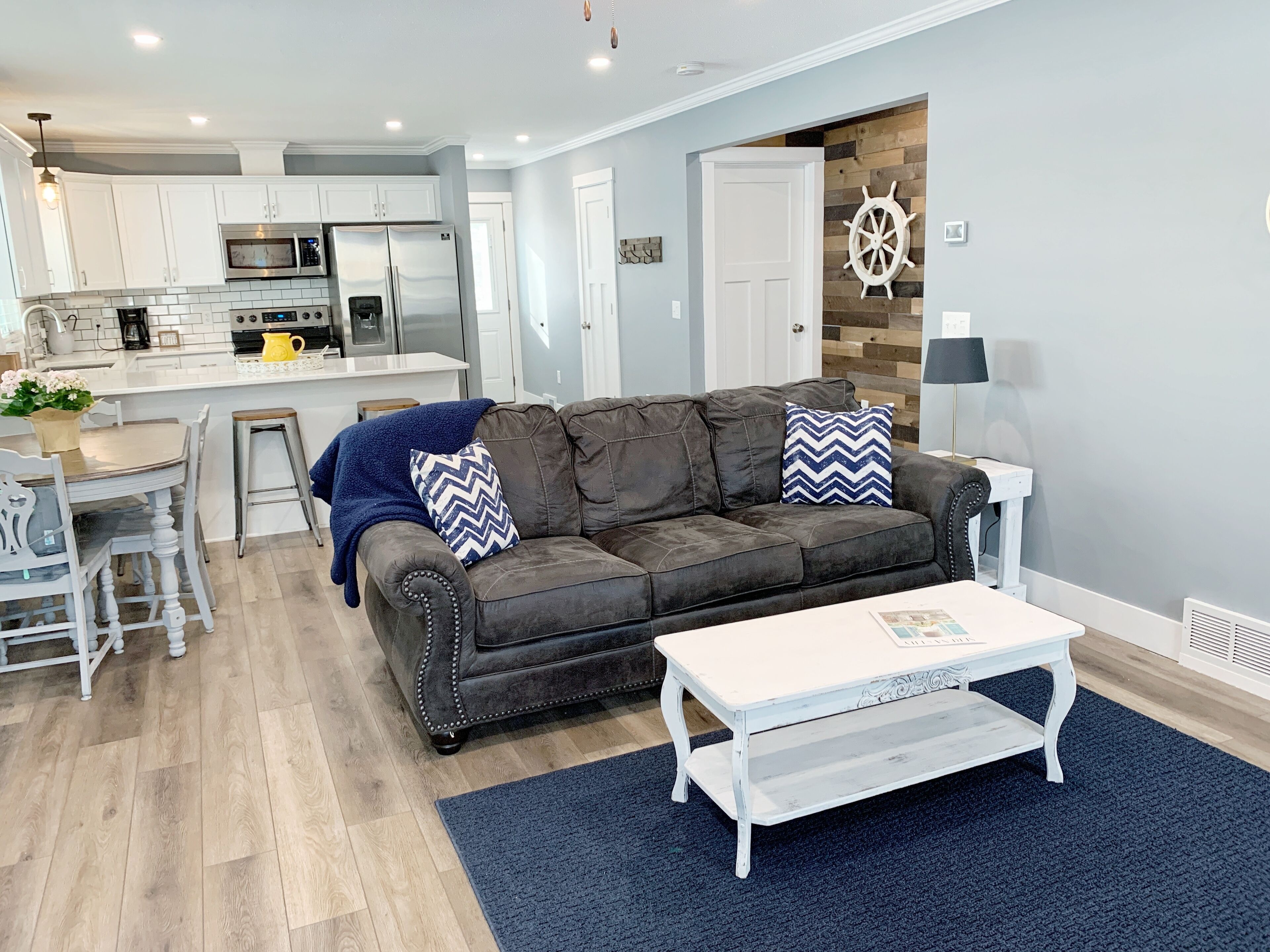 Smart TV, chimenea y libros 