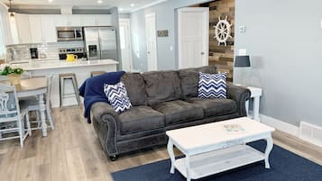 Smart-tv, eldstad och böcker