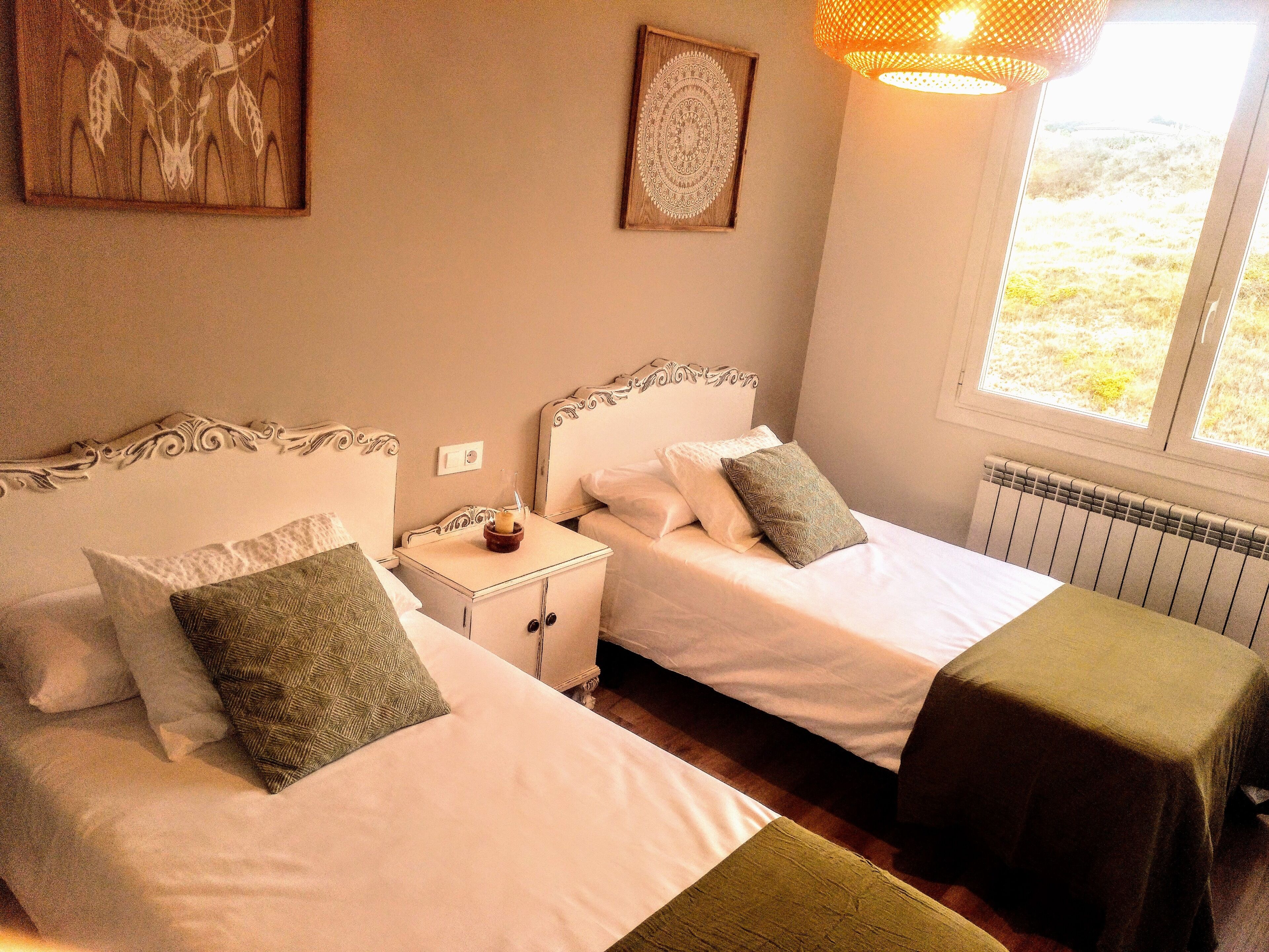 2 slaapkamers, een strijkplank/strijkijzer, reisbedje, gratis wifi