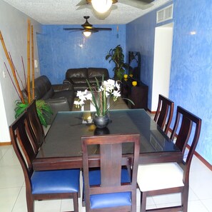 Comfort Suite, 3 Bedrooms, Pool Access, Garden View | In-room dining