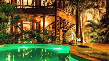 Una piscina al aire libre