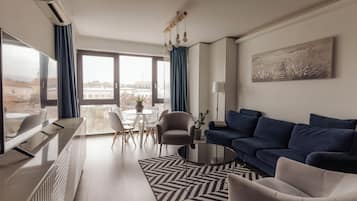 Executive Suite | Living area | 120-cm Smart TV with cable channels, TV, Netflix