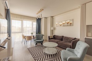 Executive Suite | Living area | 120-cm Smart TV with cable channels, TV, Netflix