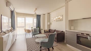 Executive Suite | Living area | 120-cm Smart TV with cable channels, TV, Netflix