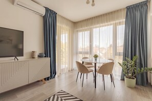 Executive Suite | Living area | 120-cm Smart TV with cable channels, TV, Netflix - ZEN Central Apartments (Cluj-Napoca)