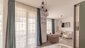 Un dormitorio moderno con una cama grande, un sofá y un televisor.