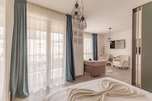 Suite junior | Zona de estar | Smart TV de 120 cm con canales por cable, una televisión