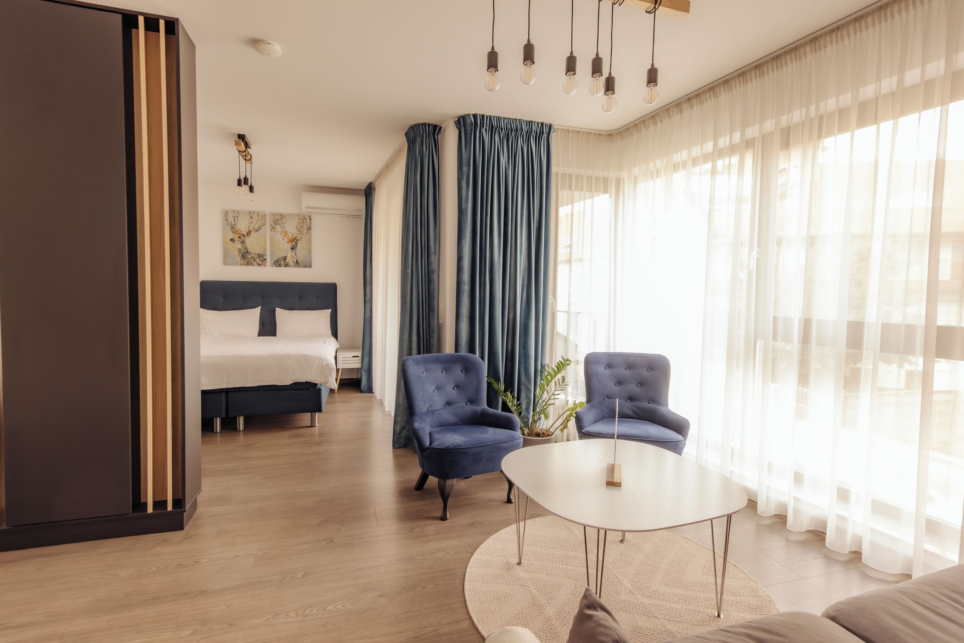 Junior Suite | Living area | 120-cm Smart TV with cable channels, TV, Netflix