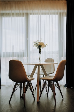 Executive Suite | 2 bedrooms, premium bedding, pillowtop beds, free minibar items