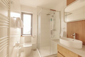 グランド ペントハウス | バスルーム | シャワー、バスアメニティ (無料)、ヘアドライヤー、スリッパ