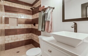 Dusche, Handtücher, Toilettenpapier