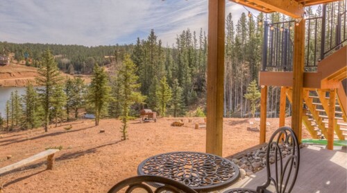 Lakefront duplex property, nicely finished. 2 bedroom and queen size hide-a-bed.