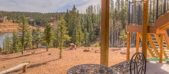 Lakefront duplex property, nicely finished. 2 bedroom and queen size hide-a-bed.