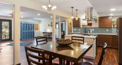 Lakefront duplex property, nicely finished. 2 bedroom and queen size hide-a-bed.