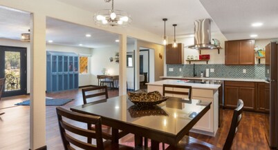 Lakefront duplex property, nicely finished. 2 bedroom and queen size hide-a-bed.