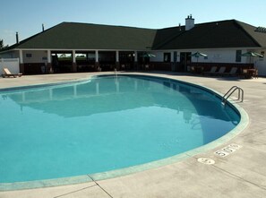 Una piscina al aire libre de temporada