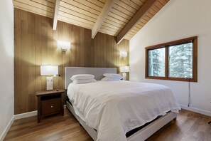 4 bedrooms, iron/ironing board, internet, bed sheets - Relaxing, mountain-view house with two fireplaces, furnished deck, & fenced back (Ketchum)