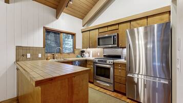 Een koelkast, een microgolfoven, een oven, een kookplaat