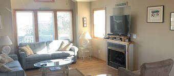 7 bdrms, private pool, hot tub, ocean view, sunset/sunrise views, multiple decks