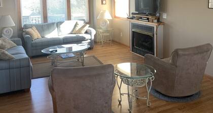 7 bdrms, private pool, hot tub, ocean view, sunset/sunrise views, multiple decks