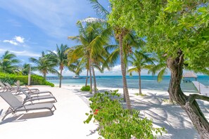 Plage, chaises longues, serviettes de plage