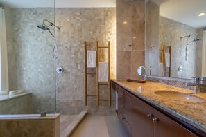 Combined shower/bathtub, hair dryer, towels, soap - Sunset Apartment Isla Mujeres Mexico (Q.R.)