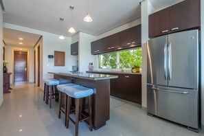 Réfrigérateur, micro-ondes, four, lave-vaisselle