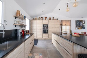 Fridge, oven, dishwasher, cookware/dishes/utensils