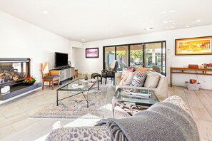 Fernseher, Kamin, Arbeitsbereiche