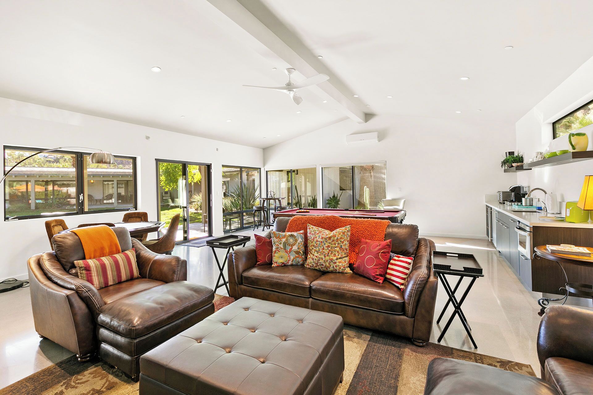 Televisión, chimenea y oficina 