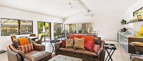 Televisión, chimenea y oficina