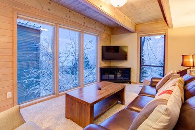 6 Bedroom + 2 Den Duplex 2 Blocks from PC Mountain! Can't beat this place!