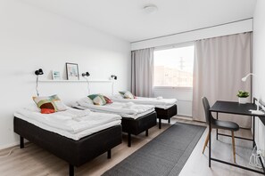 Standaard appartement, 1 slaapkamer, balkon | Een bureau, een laptopwerkplek, verduisterende gordijnen