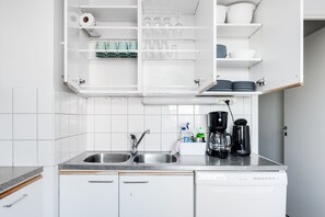 Standard-huoneisto, 1 makuuhuone, parveke | Yksityinen keittiö | Täysikokoinen jääkaappi, mikroaaltouuni, uuni, liesi