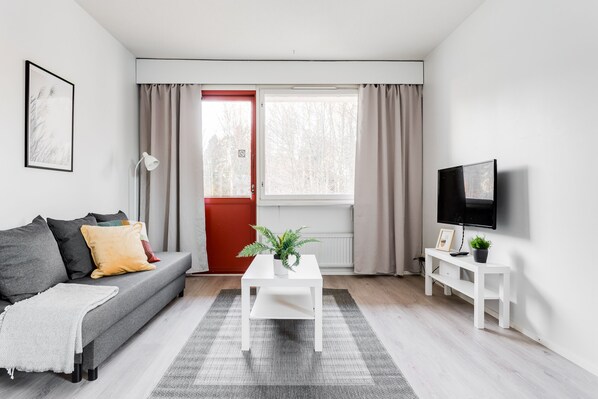 Standaard appartement, 1 slaapkamer, balkon | Woonruimte | Een 40-inch flatscreentelevisie met kabelzenders en televisie