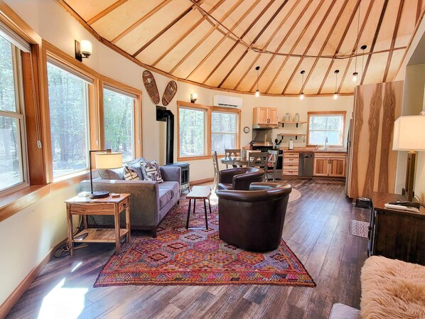 Chimenea, reproductor de DVD y oficina 