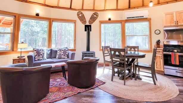 Living area - Sunflower Yurt - Mazama special place (Mazama)