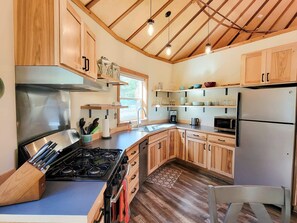 Refrigerador, microondas, horno y parrilla de estufa 