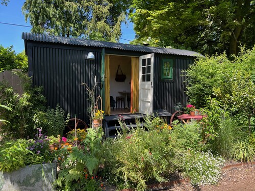 Shepherd's Hut with wood fired hot tub near Bath