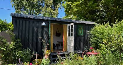 Shepherd's Hut with wood fired hot tub near Bath