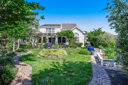 Bayview Landing home with central AC, shared pool, washer/dryer, & free WiFi