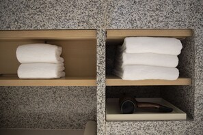 Chambre, 1 trÚs grand lit | Salle de bain | Douche à « effet pluie », articles de toilette de luxe, sÚche-cheveux