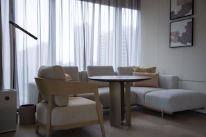 Edredón, minibar y caja de seguridad en la habitación