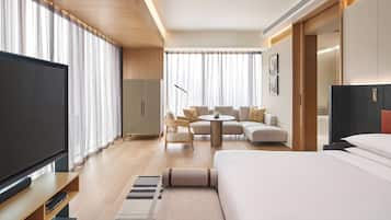 Quarto luxo, 1 cama King | Edredons de pluma, frigobar, cofres nos quartos