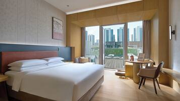 Værelse - 1 kingsize-seng - balkon (Pet Friendly) | Dundyner, minibar, pengeskab på værelset, individuelt design