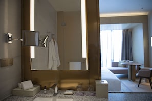 Regadera tipo lluvia y amenidades de baño de diseñador