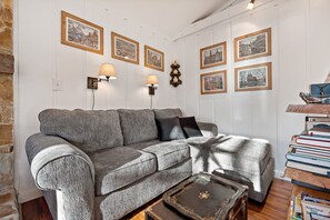 Smart TV, fireplace, DVD player, books - Scandinavian Inspired Chalet (Beech Mountain)