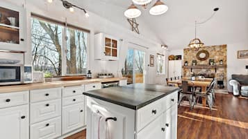 冷蔵庫、電子レンジ、オーブン、コンロ